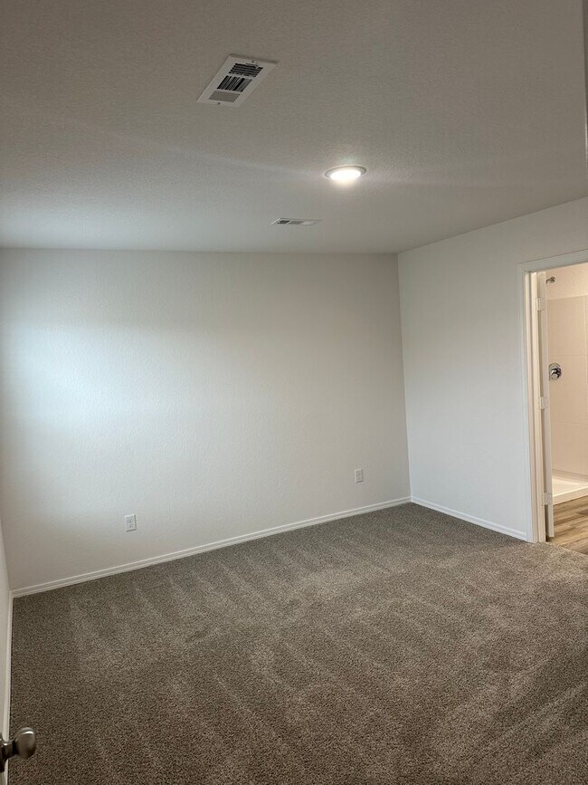Building Photo - Available May 16th! — Charming 3-Bedroom Home in White Oak Crossing | Cozy Living You’ll Love