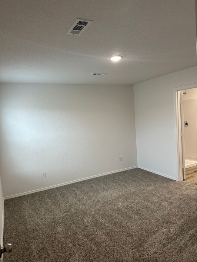 Building Photo - Now Pre-Leasing — Cozy 3 Bedroom Living in White Oak Crossing