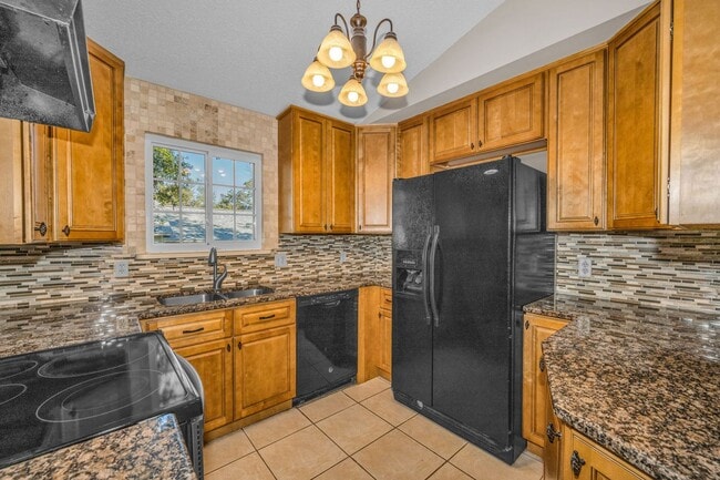 Building Photo - Beautiful executive Townhome