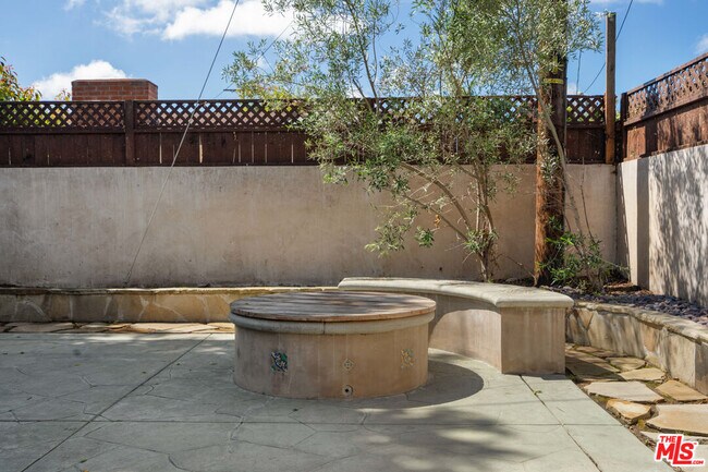 Building Photo - 5227 Etheldo Ave