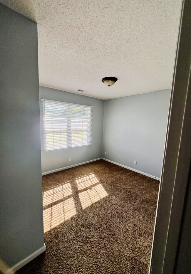 Building Photo - 105 Foxtrail Dr
