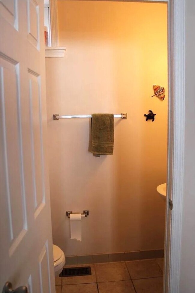 Building Photo - Gorgeous 2-Bedroom Townhome in the Heart o...