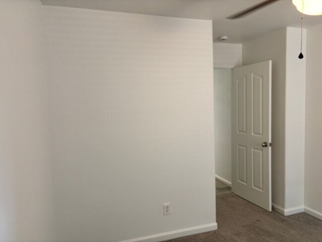 Building Photo - BEAUTIFUL, SPACIOUS,  4 BEDROOM, 2 BATHROO...