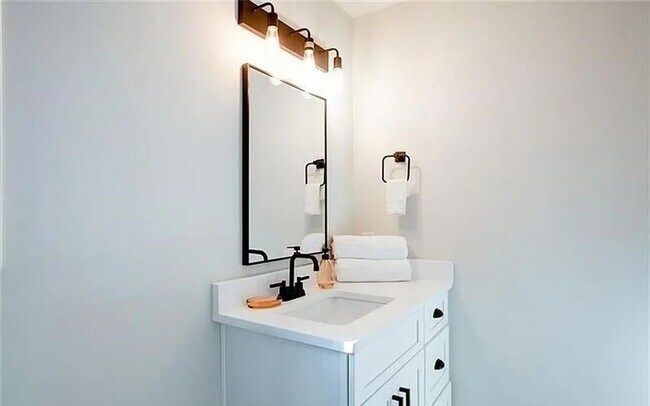 Building Photo - Elegant 3 BD 2.5 BA Home Offering Luxury Living in the Heart of Atlanta