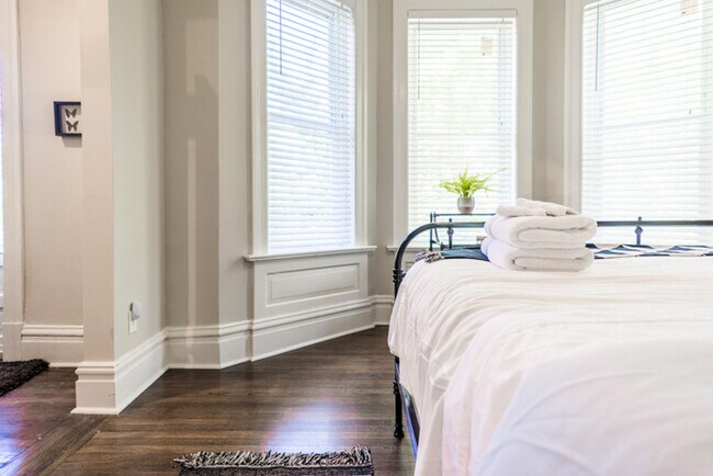 Building Photo - Updated 3Bd 2Bth Condominium in the Heart ...