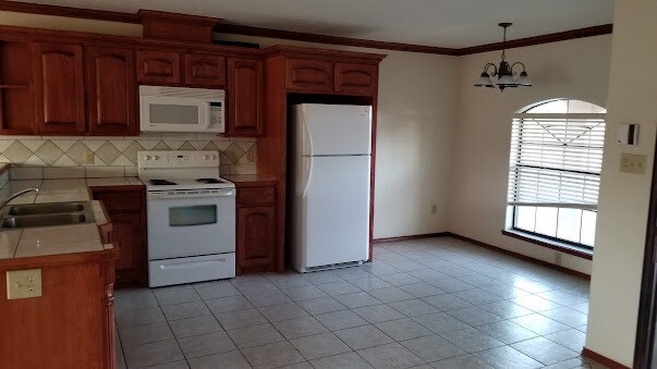 kitchen - 2000 Circle Dr