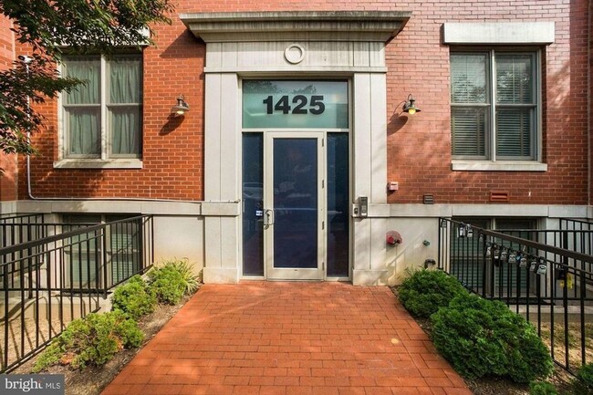 Building Photo - Spacious + Bright 2 Bedroom w/ Parking and...