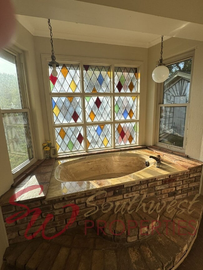 Building Photo - 2 bedroom 2 bath on a 12 acre paradise!