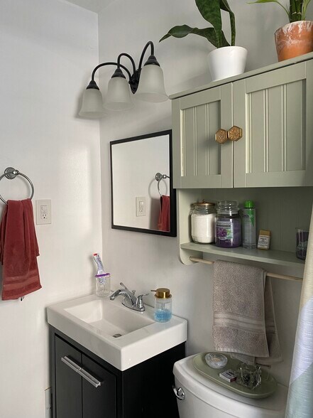Bathroom - 528 E Cambourne St