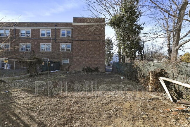 Building Photo - 218 N College St