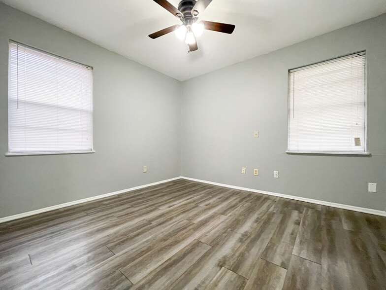 Building Photo - 1118 La Porte Dr