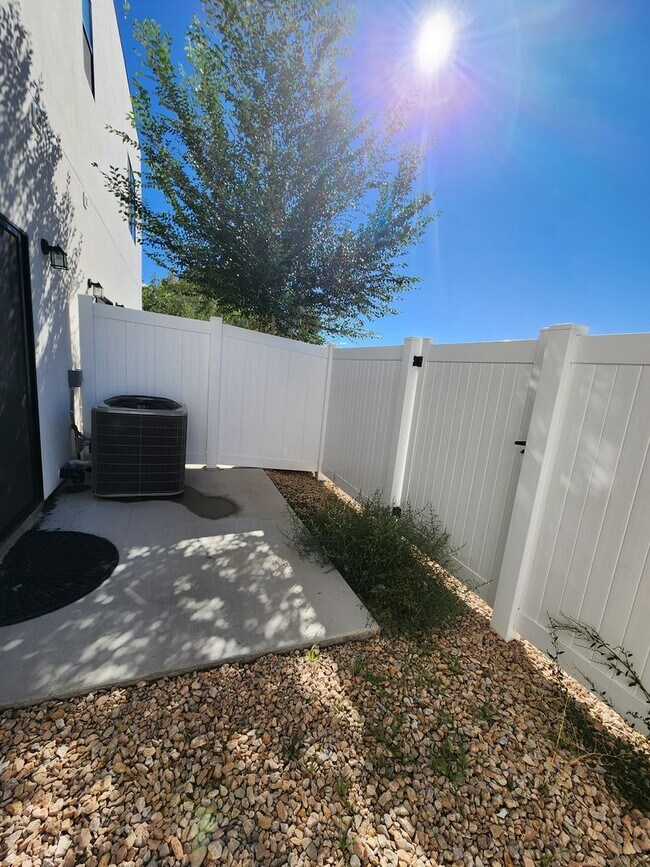 Building Photo - Modern 3-Bedroom Home with Balcony for Ren...