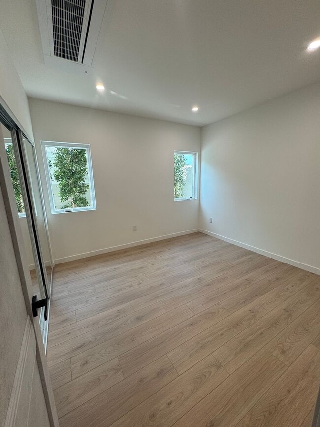 Building Photo - Spacious 1000 Sq. Ft. Single-Floor Back AD...
