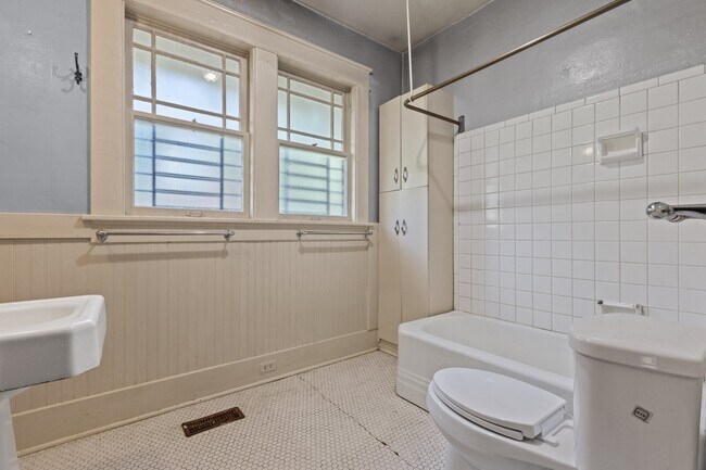Building Photo - 1720 W 24th St