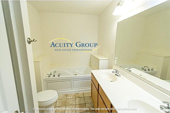 Building Photo - 3BR, 2 1/2 BA Townhome