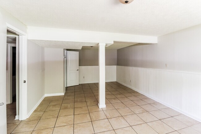Building Photo - 2130 Scarbrough Dr
