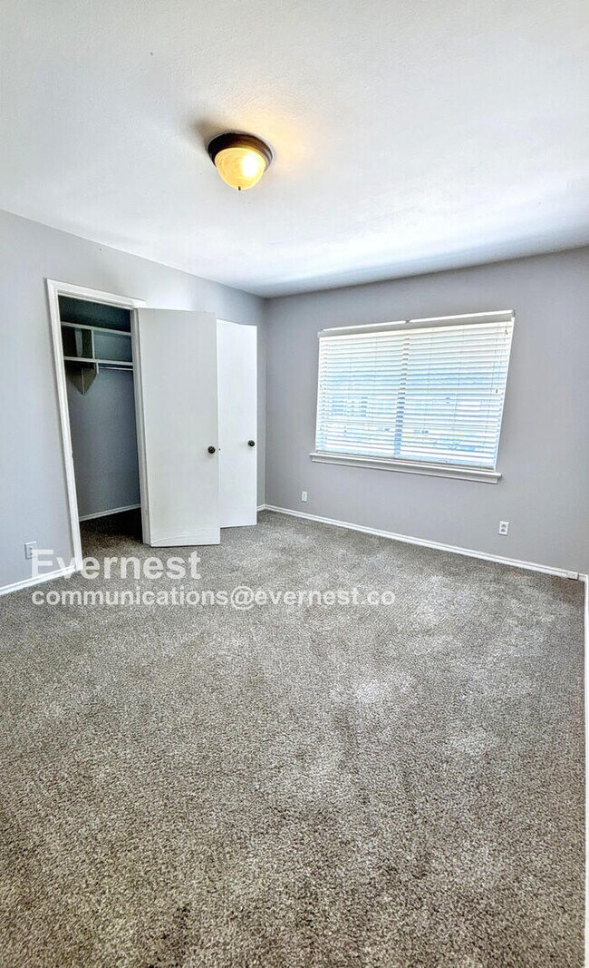 Building Photo - Lovely 2 beds, 2 bath Condo with Modern Am...