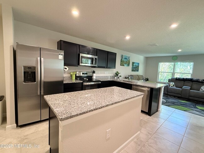 Building Photo - 5885 Creekside Crossing Dr