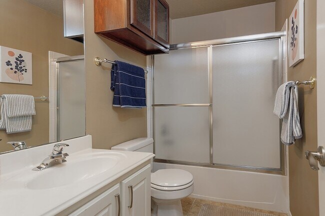 Building Photo - 110 N Valley Oaks Cir