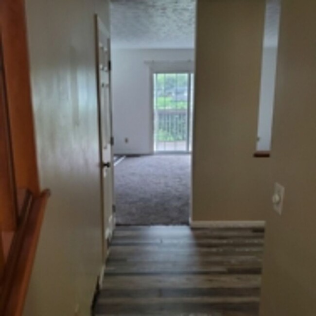 Building Photo - 2/3 Bed Room 1 ½ Townhouse for rent.