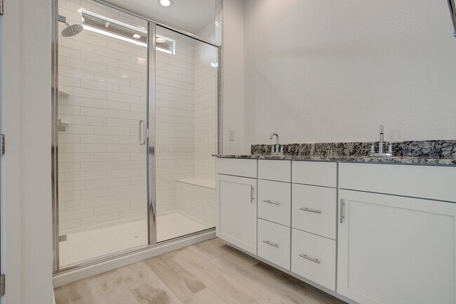 Building Photo - Gorgeous 5 Bedroom Lennar Home built 3 years ago still like new!!!  5 bedrooms in Northern Crossi...