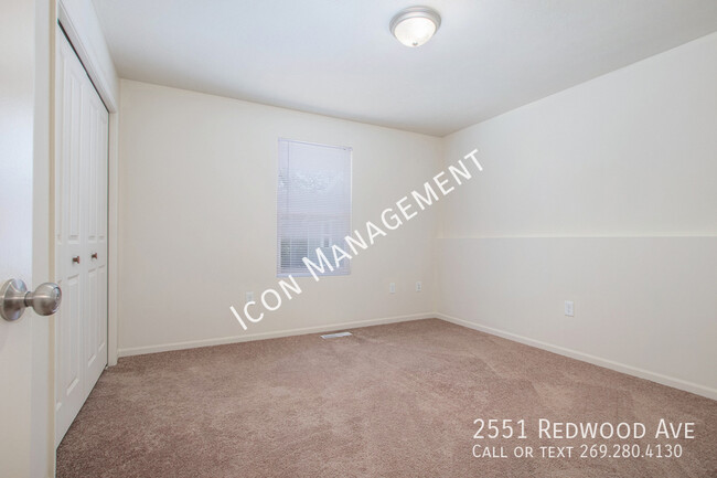 Building Photo - 2551 Redwood Ave