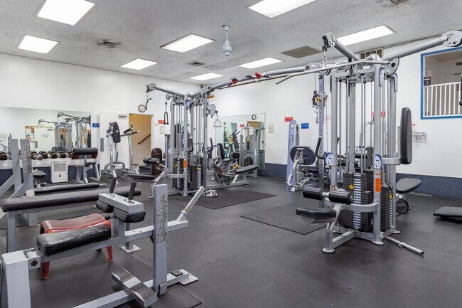 Building Photo - Top-floor with Storage Room & Huge Walk-In...