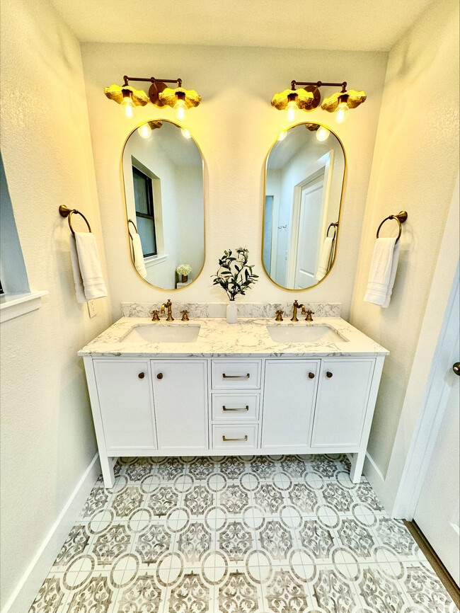 Building Photo - 513 Santa Clara Rd