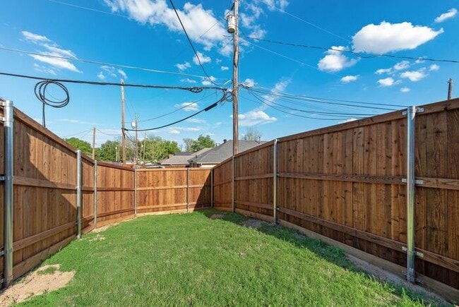 Building Photo - Quiet & Bright Home in Irving