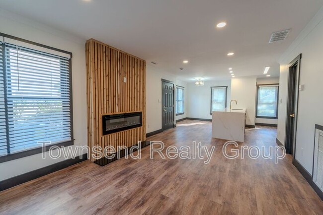 Building Photo - 3150 Driftwood Dr