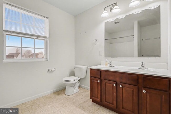 Building Photo - 27 E Imperial Dr