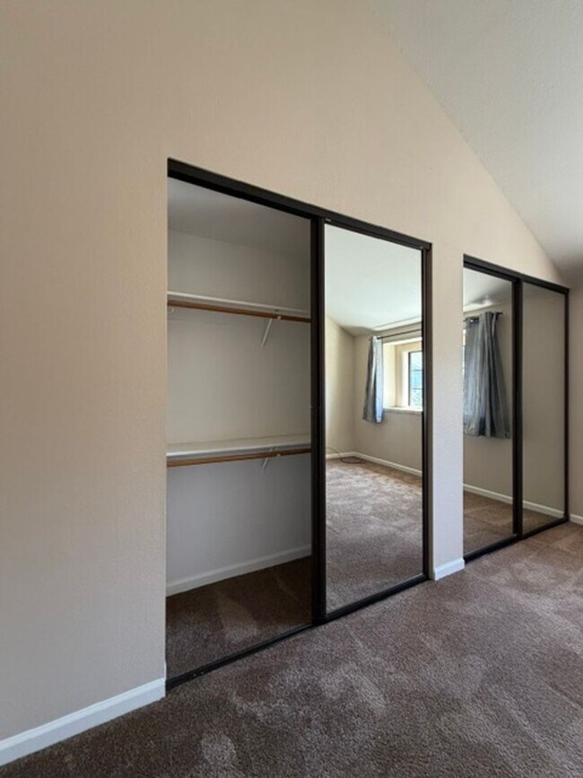 Building Photo - End unit in quiet Campbell location!