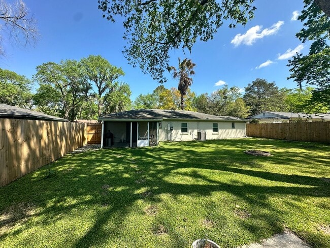 Building Photo - 3 BED | 2 BATH | GATED BACKYARD | TWO CAR DRIVEWAY | DAFFIN PARK