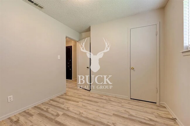 Building Photo - 705 N Dillon Ave