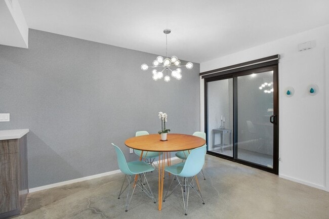 Building Photo - Stylish Ground-Floor Condo in Gated Palm S...