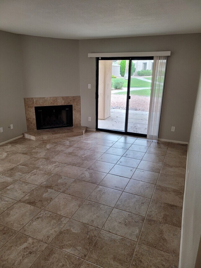 Building Photo - Updated 2/2 condo with 2 master bedrooms!