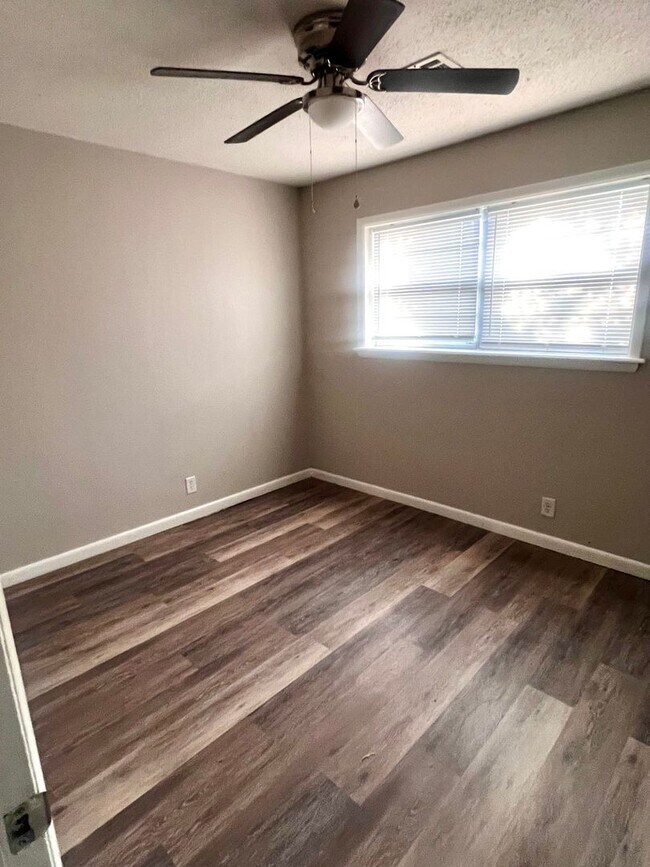 Building Photo - Beautiful 4 Bedroom 2 Bath home
