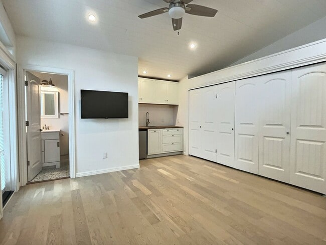 Building Photo - 5 BD / 4 BA - Stunning Mountain View Home ...