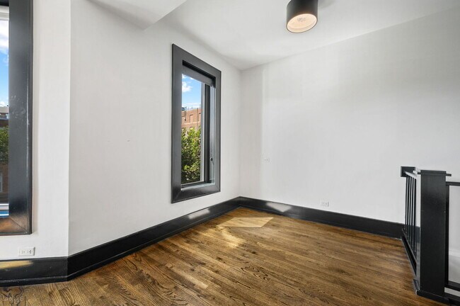 Building Photo - 3513 N Sheffield Ave