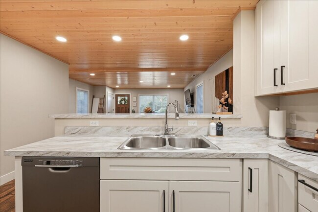 Building Photo - 1434 S Euclid Ave