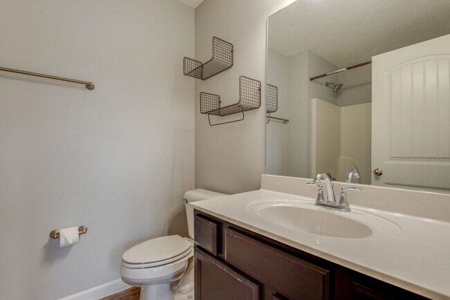 Building Photo - ***MOVE IN READY*** Heritage Place Townhom...