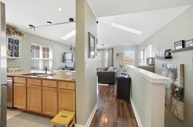 Building Photo - 639 W Elm St