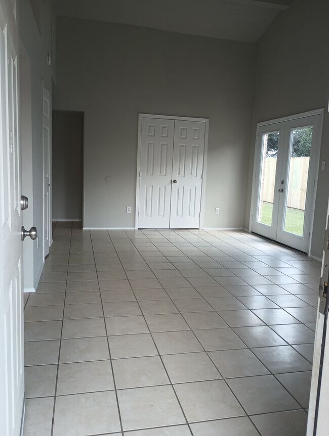 Building Photo - 3 bed / 1 bath home in Hockley - Move in R...