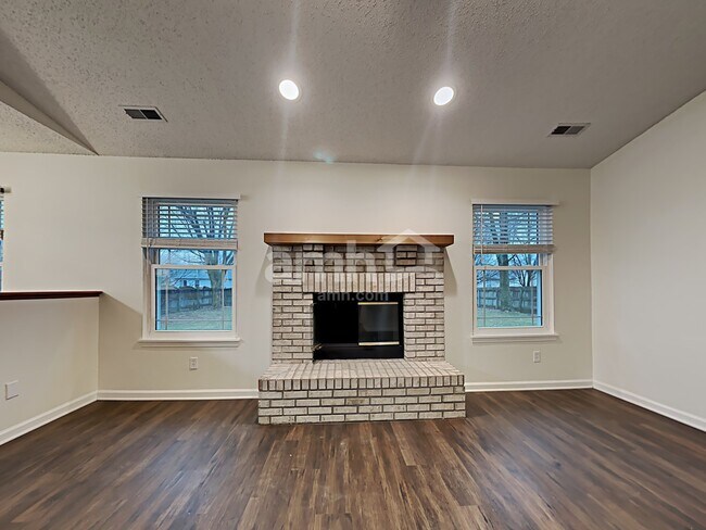 Building Photo - 528 Woodfield Cir