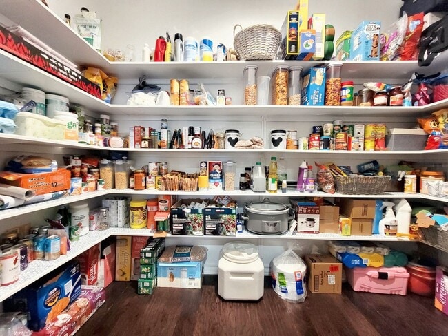 Building Photo - Beautiful 4 Bed / 2.5 Bath Home in Pfluger...