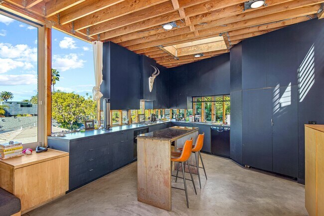 Building Photo - 1564 Cabrillo Ave