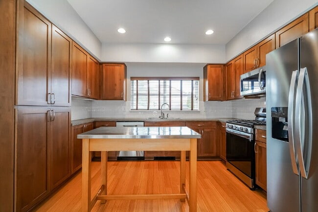 Building Photo - 2400 NE Park Dr