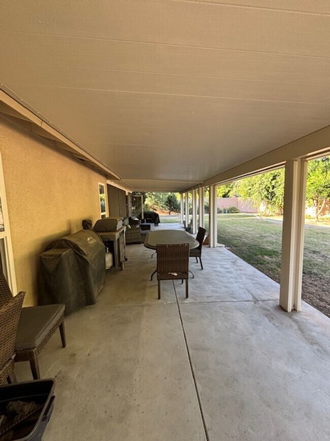 Building Photo - Beautiful 3 Bedroom / 2 Bathroom Home in S...