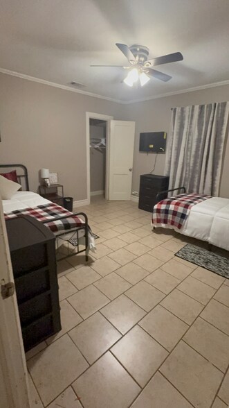 Building Photo - 1211 W 3rd St