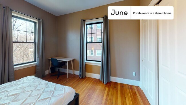 Building Photo - Private bedroom in 4 bed/2 bath Home